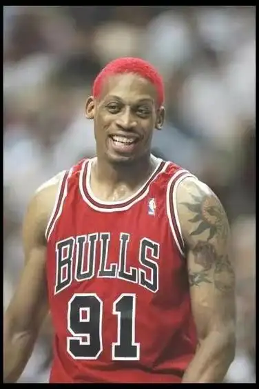 脾气火爆冲动,而同样火爆的罗德曼虽然并非一直是红头发,但以他为原型