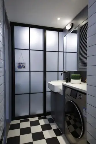 卫生间的推拉门打开后,整个空间也显得格外的宽松