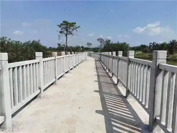 我公司作为水泥护栏厂家,生产出来的产品价格低,质量高,售后服务有