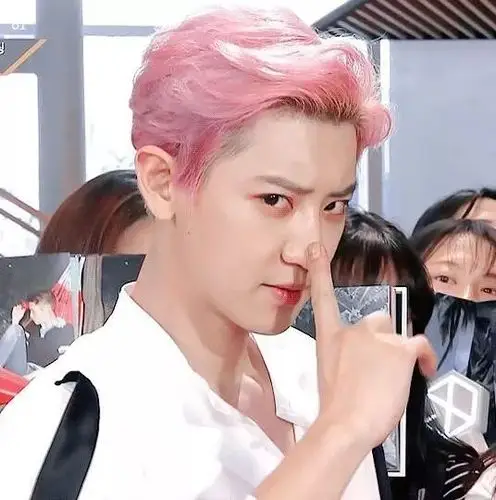 能驾驭粉色系头发的颜值都很高灿烈的这个发色也是绝了!