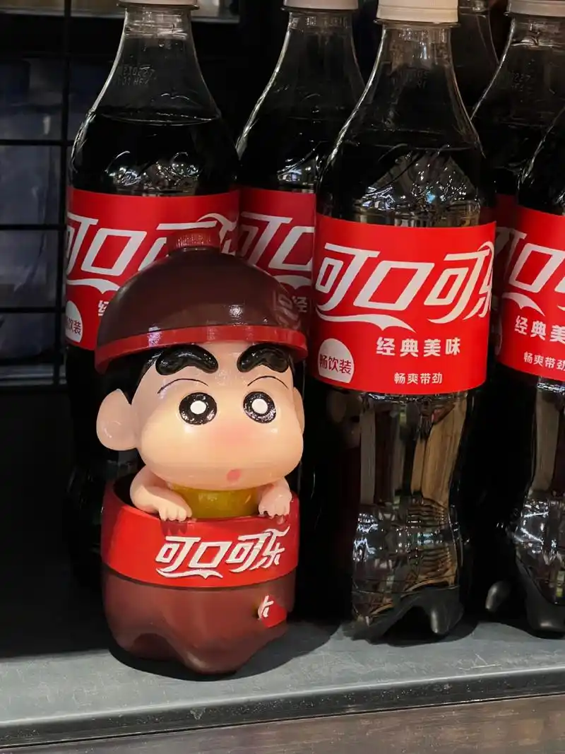 可乐小新画完带去超市拍两张照片 简直不要太出片啊!