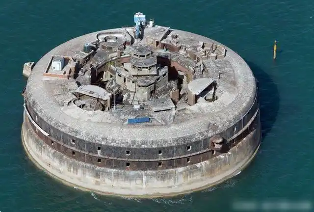 英国废弃的军事堡垒富豪用700万改造成豪华酒店每天赚回10万