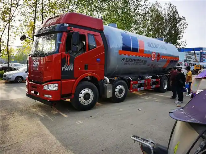 解放j6前四后八液化气槽车