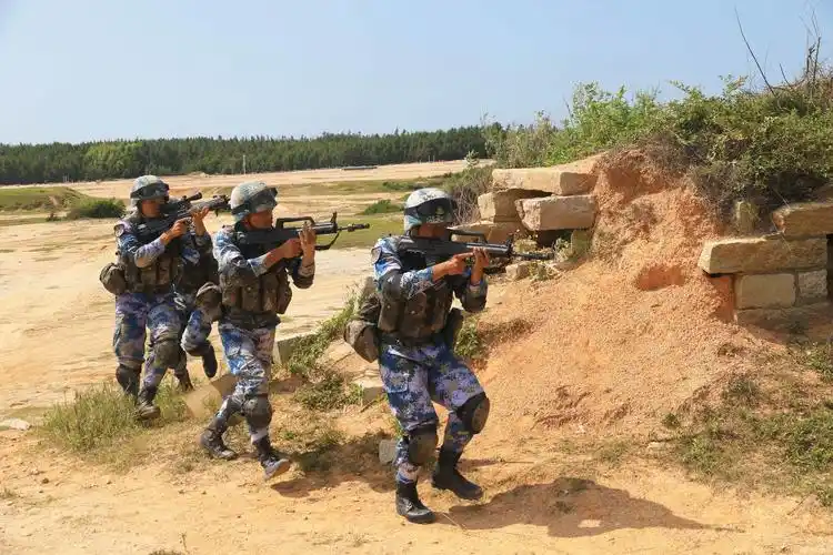 中国参赛队员求生赛中手持95式5.8毫米班用机枪(尚文斌摄)