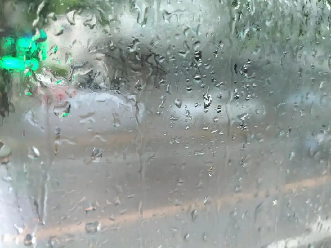 今天早晨,大连下雨了.早晨,本人坐公交车上班.