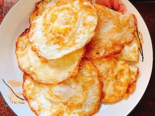 锅中放油煎鸡蛋.煎至两面金黄色!