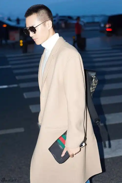 新浪娱乐讯 近日,演员茅子俊身着裸色大衣现身机场,虽然留着寸头黑超