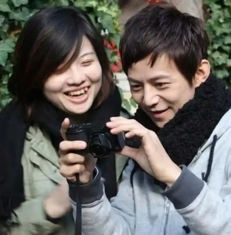 作为圈内知名主持人,何炅的婚姻一直是个谜,早前曾有传闻称何炅的老婆