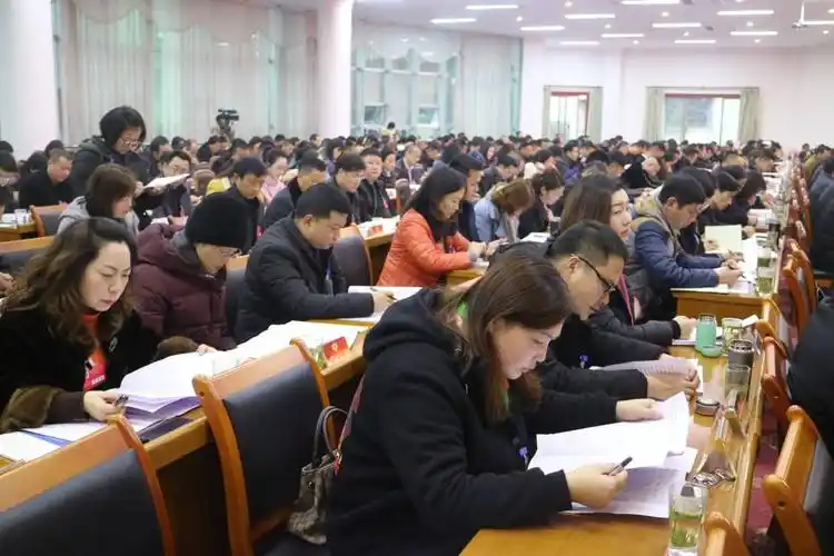 与会人员认真开会