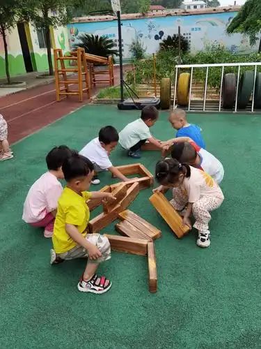 认真搭积木的宝贝们