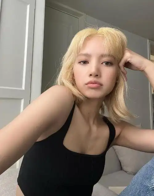 blackpink lisa在香港的自拍照,被誉为"天生名人",骄傲而美丽