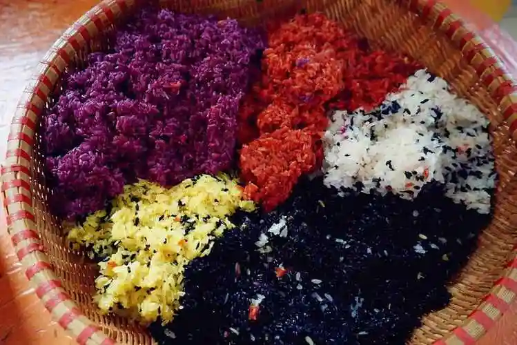 五彩饭团清明小食品五颜六色米饭