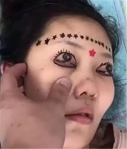 老婆睡懒觉睡得太死老公在她脸上画出搞怪涂鸦醒来后老公惨了