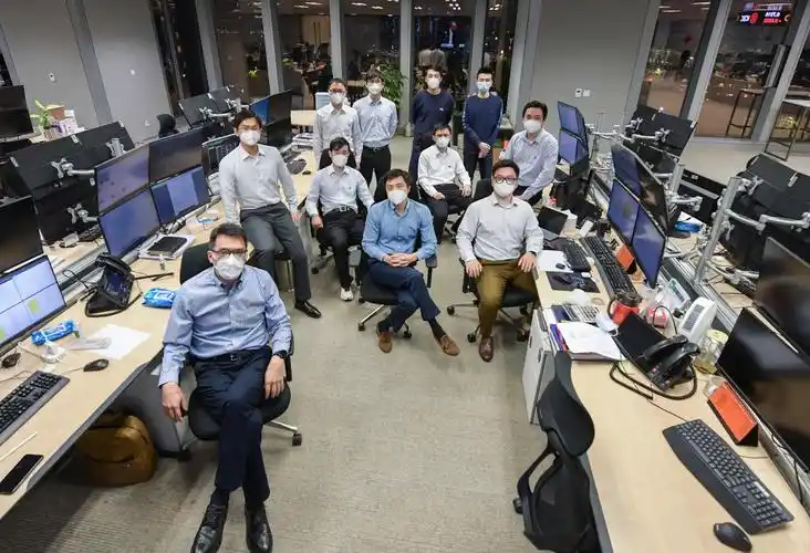 工商银行上海分行金融市场部总经理李日(前左)和同事们在办公室内合影