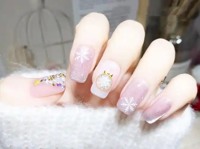 圣诞节雪花晶石显白美甲款式 【图】