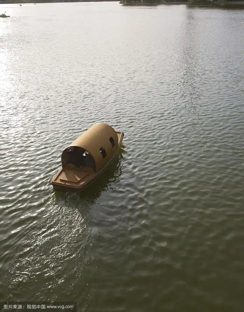 傍晚玉渊潭公园湖面的小船