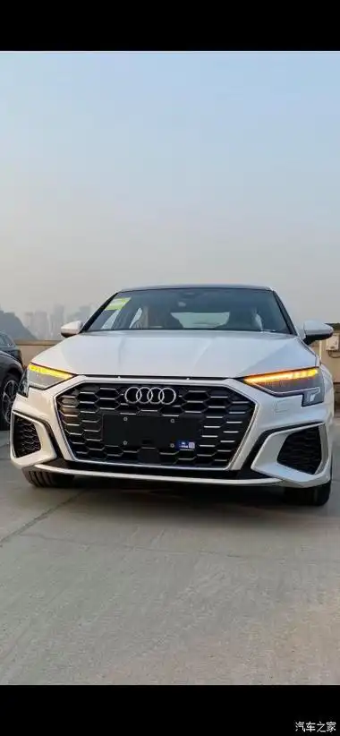 车头采用大幅度的线条刻画.奥迪线条犀利,视觉效果佳.