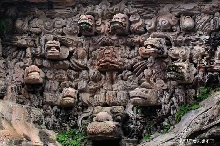 著名的释迦降生图又名九龙浴太子,岩壁上雕有九个神态各异的龙头,下雨