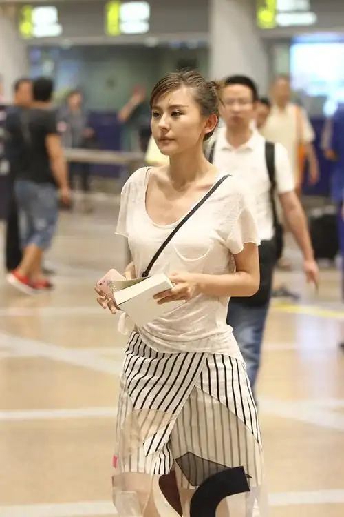 原来"热依扎"这么漂亮!身穿一袭红色吊带连衣裙,美出了新高度