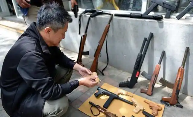 6旬大爷废木造枪形态逼真五四式手枪太厉害了