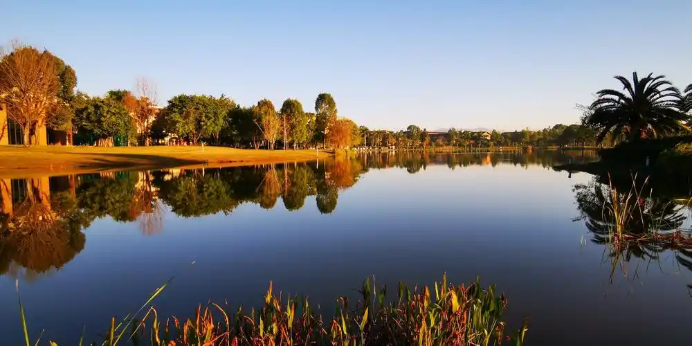 云南弥勒湖泉公园朝霞一角