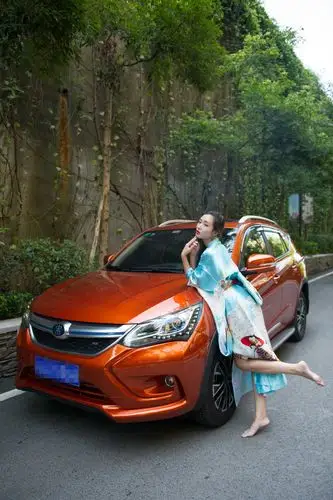 天生的衣服架 撩人媳妇与爱车合拍