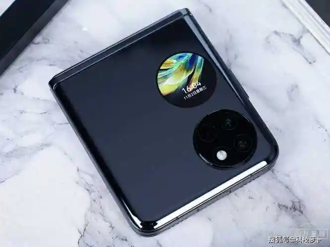 作为折叠屏手机的"老牌劲旅",客岁冬季华为公布了首款纵向折叠旗舰