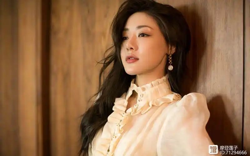 邓家佳为了显嫩拼了穿白色花边衬衫裙很清纯秒变为青春少女