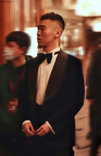 杨九郎超话95#杨九郎搜狐时尚盛典#裁剪的端正西装和你眼角到发尾的