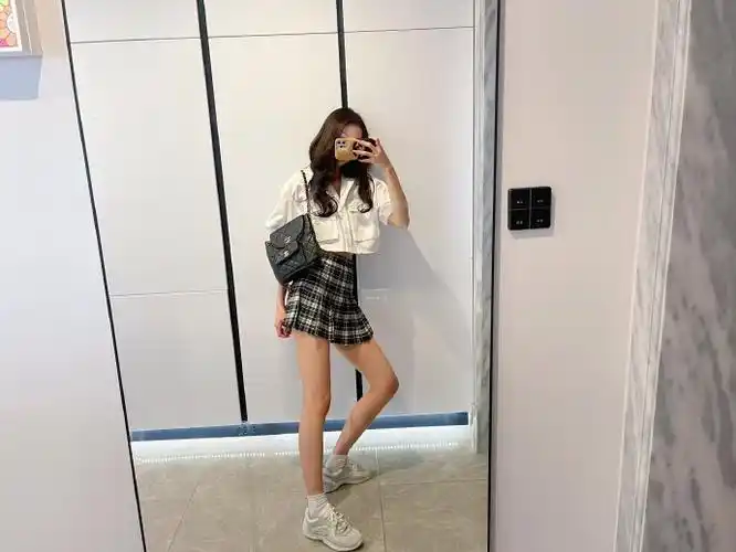 学学你的好朋友严微~~#双镜花式对镜自拍大赛#美女们都记得露下脸,我