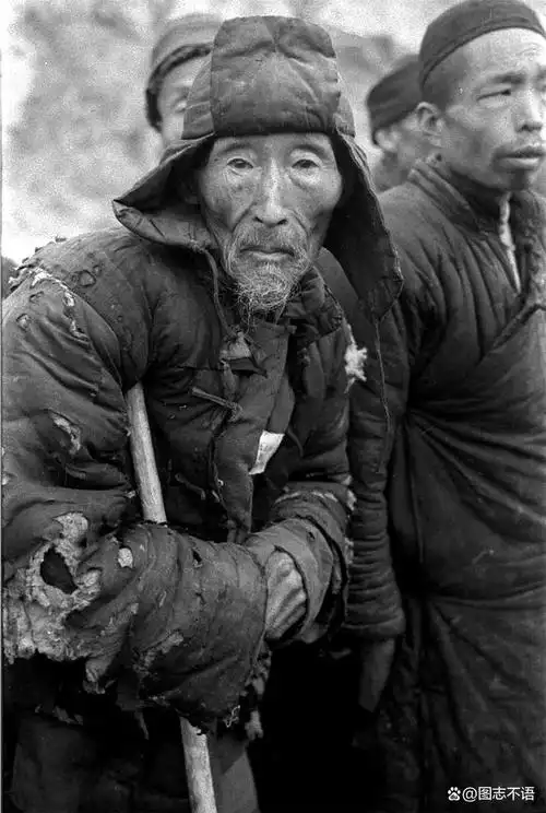 1942年河南大饥荒老照片,灾民剥树皮充饥,老人饿死在逃荒路上