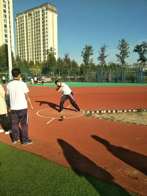 铅球标准姿势养养眼