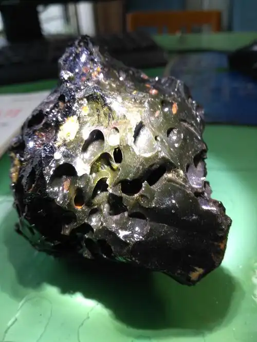 一块罕见的墨绿色玻璃陨石