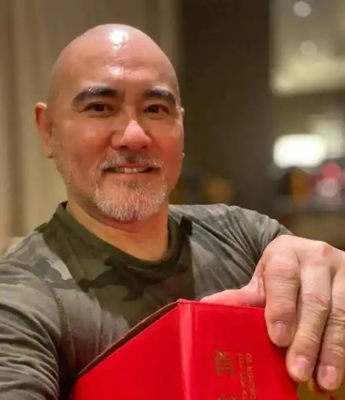 62岁男演员赵文瑄晒自拍,光头形象出镜,被网友称赞有男人味_生活_微博