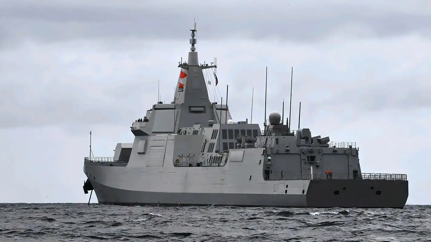 我国海军的055型万吨大驱到底有多大,不同的镜头,不同的摄影角度,不同