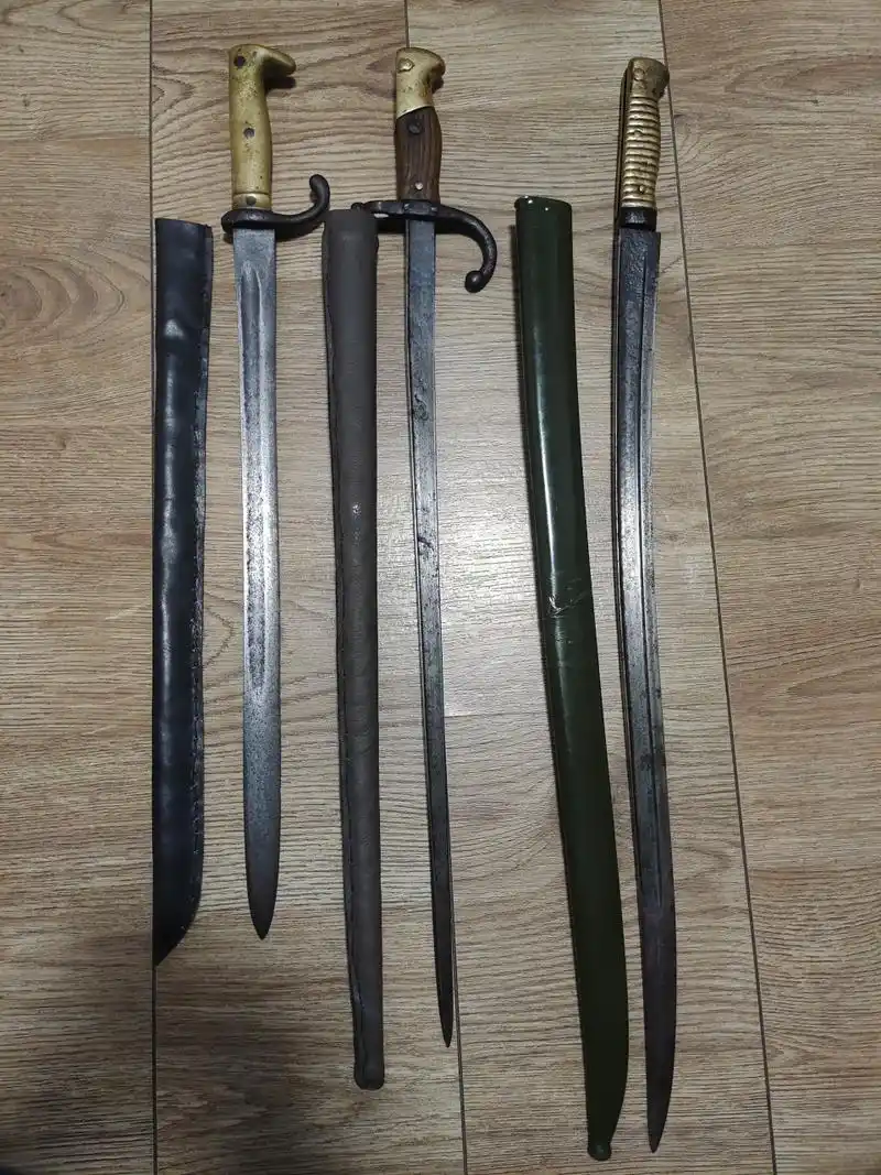三把被德国改装的19世纪中期的长刺刀,共同点是都是精黄铜手柄,都被