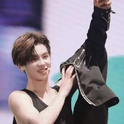 黄明昊晒纹身"撩"粉,看了纹身所处位置,粉丝:你对自己真狠!