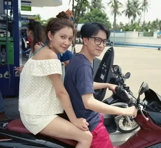 薛之谦带老婆现身,全程遮掩不露脸,网友:还记得当年的丑事吗?