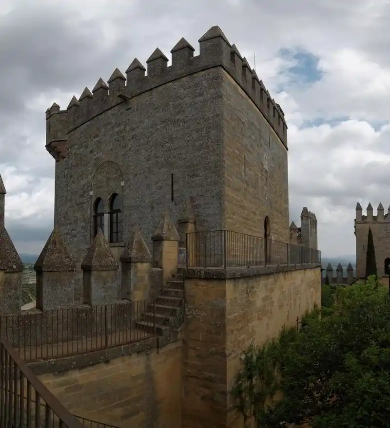 阿尔莫多瓦德尔里奥中世纪城堡在西班牙的塔