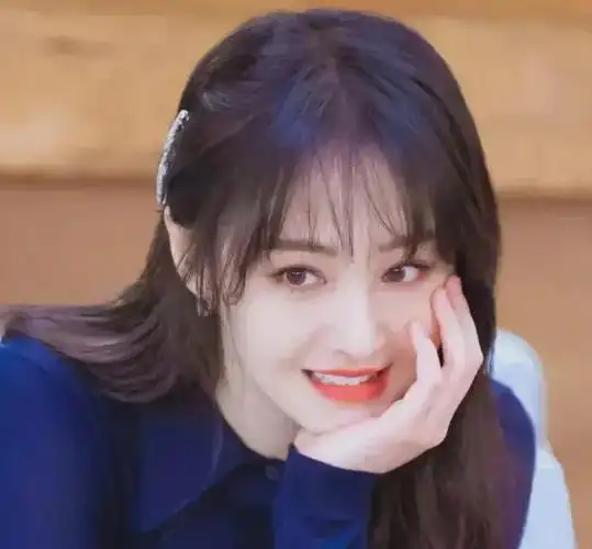 郑爽染紫发涂红唇发表不欠任何人言论被指为宣传个人潮牌炒作