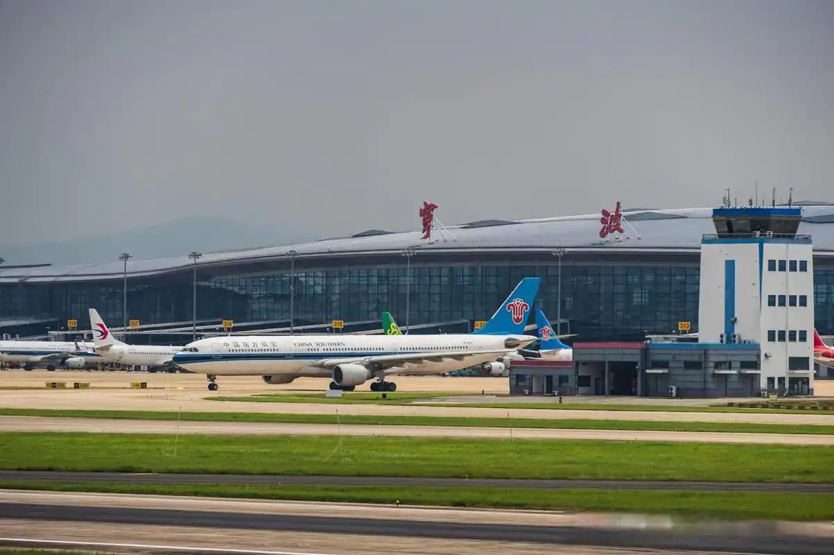 秋日生活打卡季 中国南方航空a330-300,编号b-8426,宁波栎社国际机场