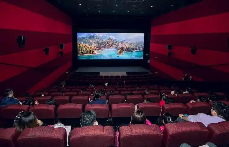 在三星led电影屏上,《妈妈咪鸭》中的场景细腻逼真