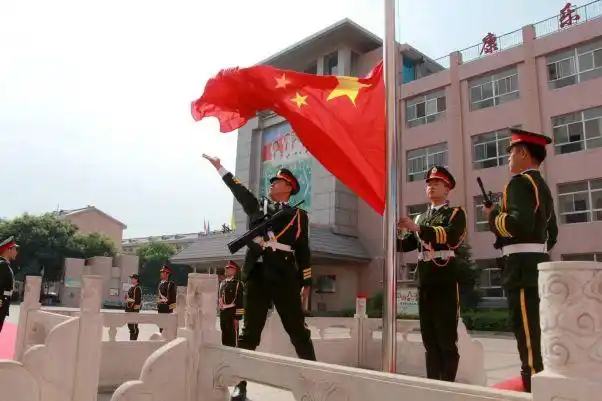 原康乐小学学生军旗擎旗手王子赫回母校展升旗风采
