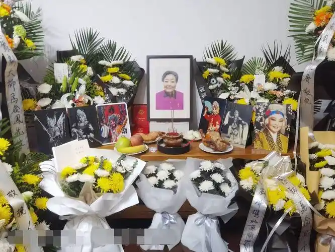 原创穆桂英马金凤去世灵堂一片花海六小龄童及央视送花悼念