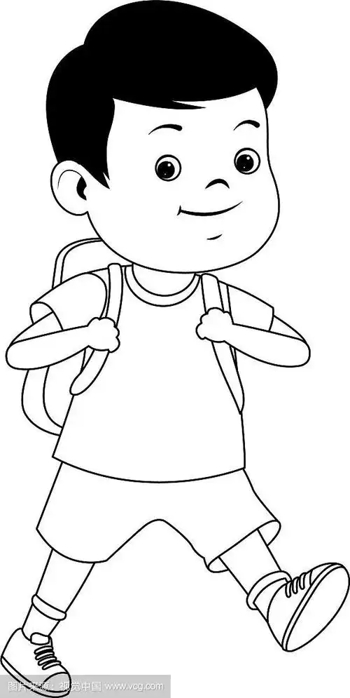 男孩微笑着背着黑色的书包