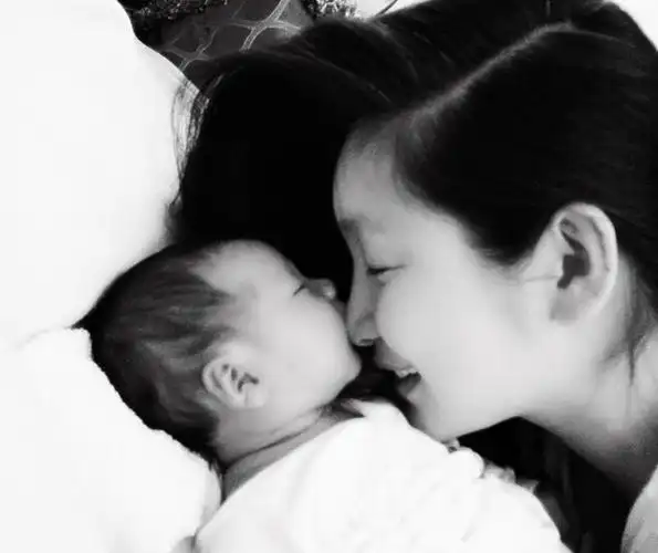 妈妈秦海璐和3个月大的儿子"大宝子"(爸爸王新军作品)"爸爸眼中的妈妈