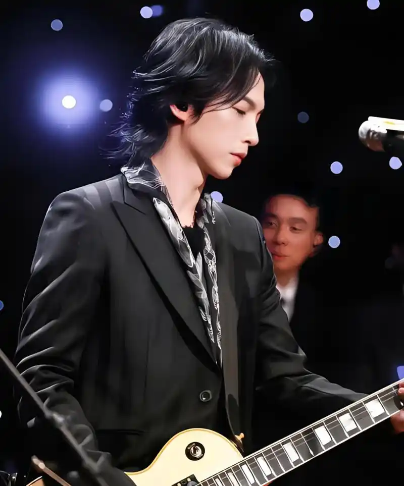 通过自己的努力和才华成为黑豹乐队的新主唱,在《快乐男声》和《披荆