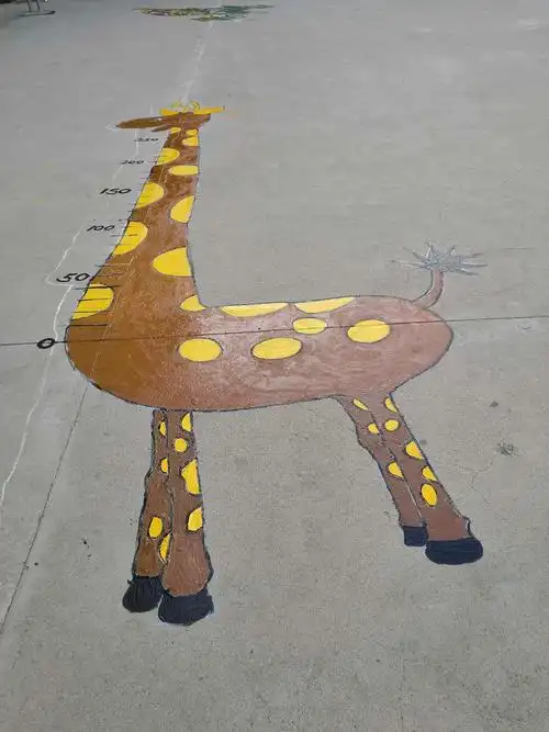 地面彩绘新构想 巧手扮靓美校园—— 巴里坤县一中校园地面文化新创意