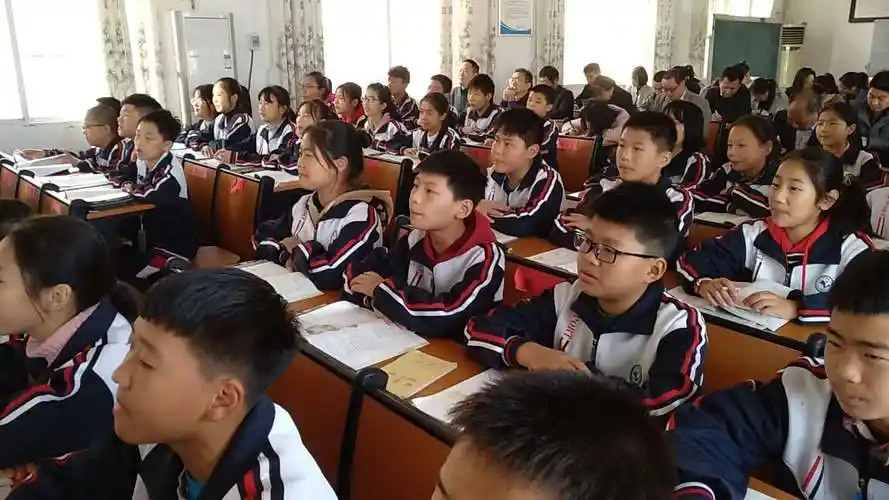 课堂中学生津津乐道,充分享受着一节有关生物学的课堂盛宴!