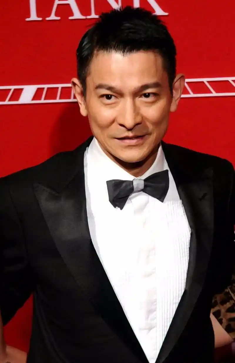 行走在时尚圈的刘德华, 50岁了帅起来还是这么无法无天